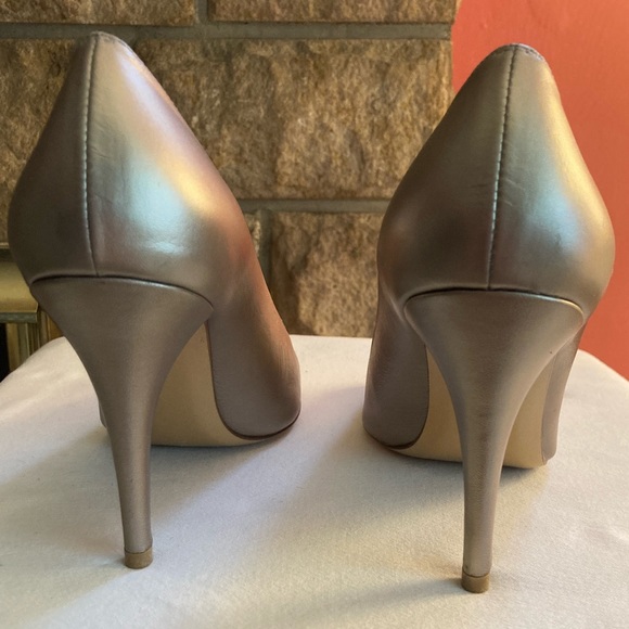 NWOT Stuart Weitzman metallic gold round toe heels sz 9M - Picture 5 of 12